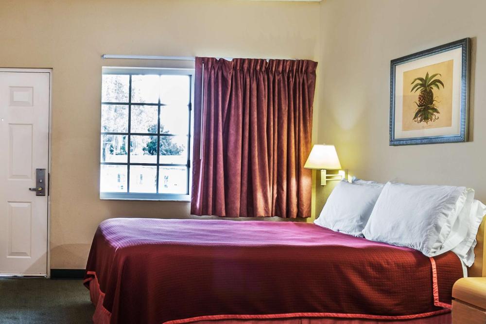 Queen Room - Non-Smoking interior